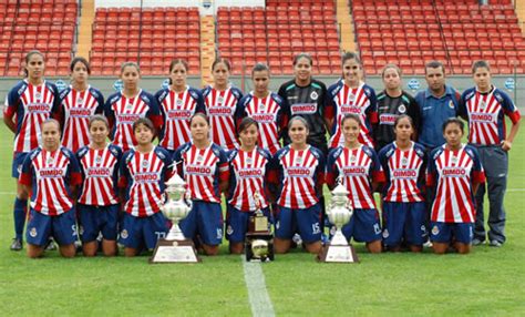 La historia del futbol femenil profesional en méxico empezó a contarse con un título de copa mx ahora que las distancias se han acortado con el debut de la liga, pretenden el doblete ante chivas. el futbol: Chivas Femenil