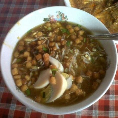 Masukkan bumbu ke dalarri kaldu babat dengan daun salam, serai, daun jeruk. Soto Kletuk Blora, Jawa Tengah, Indonesia | Indonesia