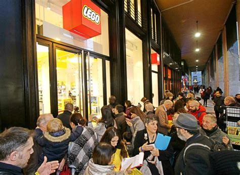 Milano Pazzi Per I Mattoncini Folla Allinaugurazione Del Lego Store