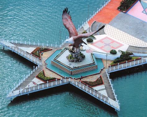 Buaya diasingkan ke dalam tiga kolam yang berlainan iaitu kolam pembiakan, kolam pemakanan, kolam pertunjukan. Jom Ke Langkawi: Pengenalan tempat-tempat menarik di Langkawi