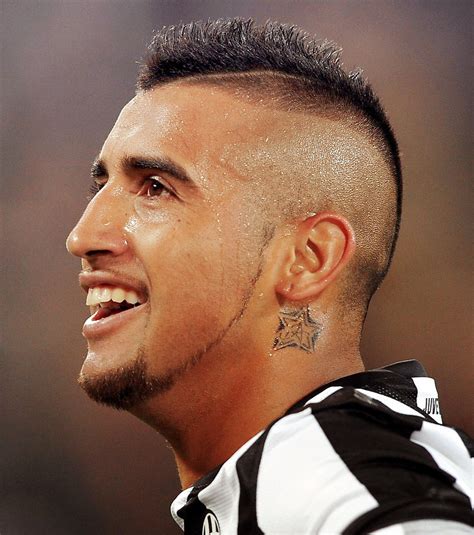 El lateral del mallorca y ex vélez se tatuó la figura de leo y, debajo, le estampo el gancho de maradona. Tatouage Arturo Vidal : tous les tattoos du footballeur ...