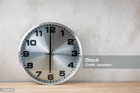 Jam Perak Menunjukkan Waktu Pukul Enam Pagi Foto Stok Unduh Gambar