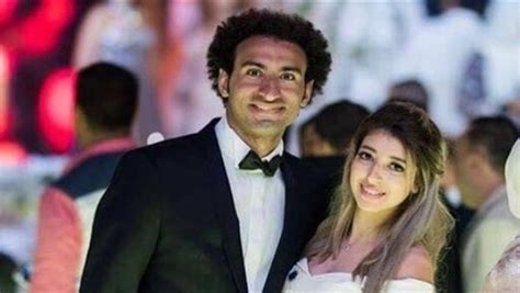 تنتمي عائشة إلى بني تيم وهم بطن من قريش، فهي عائشة بنت أبي بكر عبد الله بن أبي قحافة عثمان بن عامر بن عمرو بن كعب بن سعد بن تيم بن مرة بن كعب، فيلتقي نسبها مع النبي محمد في مرة بن كعب. الممثل علي ربيع يطرد زوجته وابنته الرضيعة من منزله بناء ...