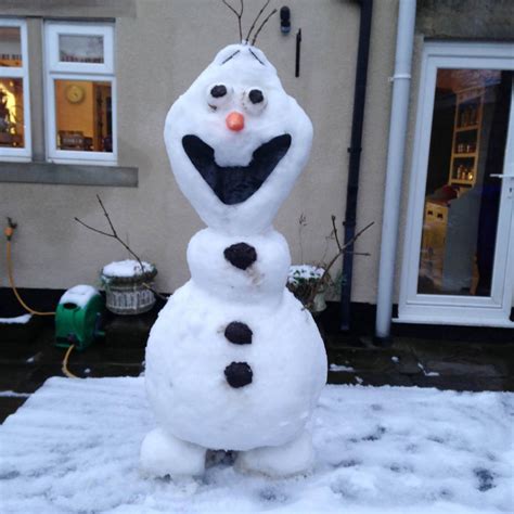 A Woman Made Frozens Olaf Out Of Real Snow And Its Pure Art Metro News