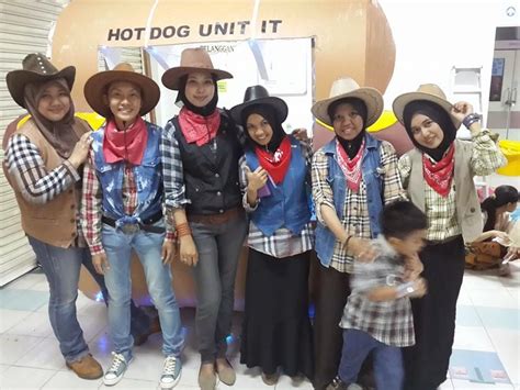 We thought we'd introduce you to a magnificent seven guns from our collection you may see in the hands of your favourite cowboys and cowgirls. Malam Mesra HLDU 2014 - Tema Cowboy! ~ Di Jari Pena Menari