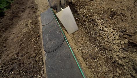 Rasenkantensteine verlegen ohne beton wenn sie auf die verwendung eines betonfundaments verzichten wollen wird auf eine mischung aus sand und kies gesetzt. Mähkante anlegen - Anleitung mit Video | OBI