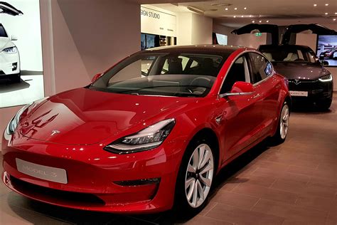 Tesla's current products include electric cars, battery energy storage from home to grid scale. TESLA Showroom Köln | Mittelstrasse Cologne | Koeln-Deluxe.de