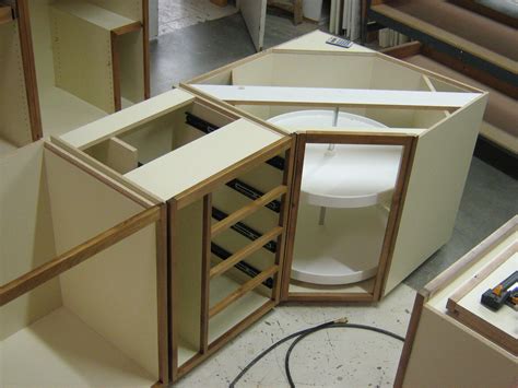 You may run into a few easy to fix problems with a lazy susan. Image associée | Corner cabinet solutions, Lazy susan ...