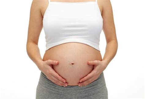 Närbild på gravid kvinna röra hennes nakna mage Stockfotografi Syda