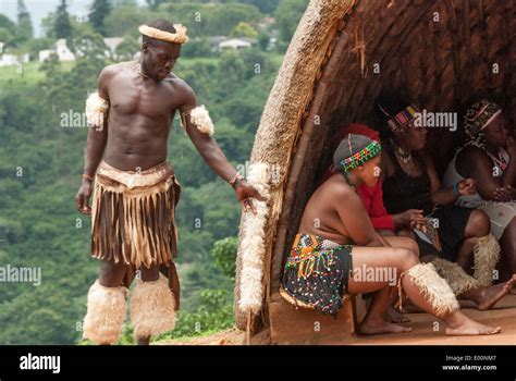 zulu masculino y femenino en la vestimenta tradicional de realizar para el público en phezulu
