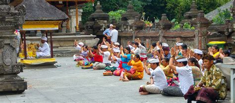 Hinduism People Praying