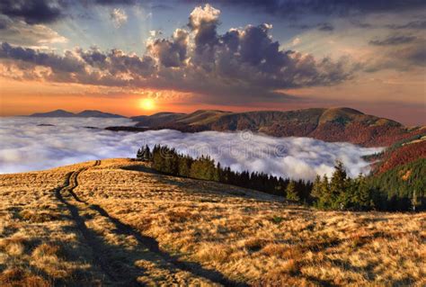Kolorowy Jesień Krajobraz W Górskiej Wiosce Dzień Dobry Mgła Obraz Stock Obraz złożonej z