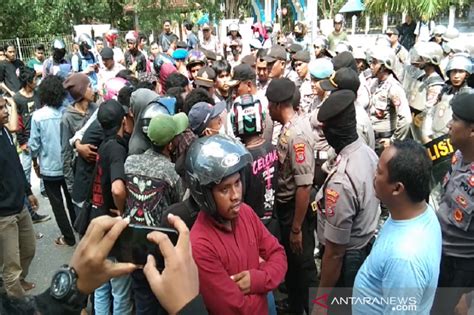 kasus mahasiswa meninggal ratusan mahasiswa demo di mapolda sultra antara news sulawesi