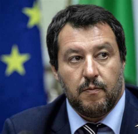 Matteo salvini, innenminister italiens und chef der als rechtspopulistisch geltenden „lega, wird angesichts der zurückhaltung von premierminister luigi di maio (m5s) und seiner andauernden vorstöße bereits als „de facto führer des landes angesehen. Flüchtlinge: Salvini will Italiens Flughäfen für ...