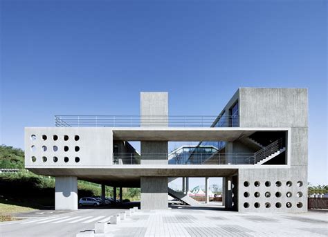 51 Brutalist House Exteriors That Will Make You Love Concrete