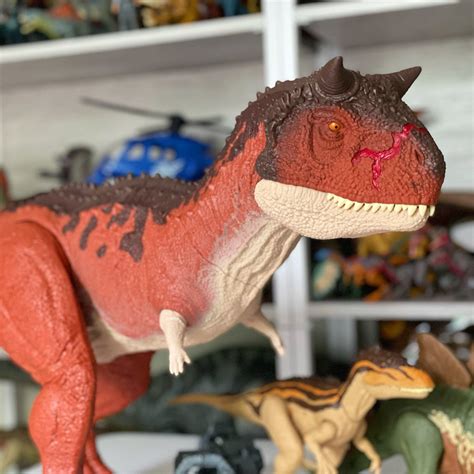 Mattel Jurassic World Super Colossal Carnotaurus Toro Dino Escape