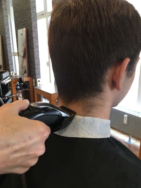 Ein einfacher männer haarschnitt mit maschine. Haare schneiden mit Aufsatz... ein Tabu-Thema und eine ...