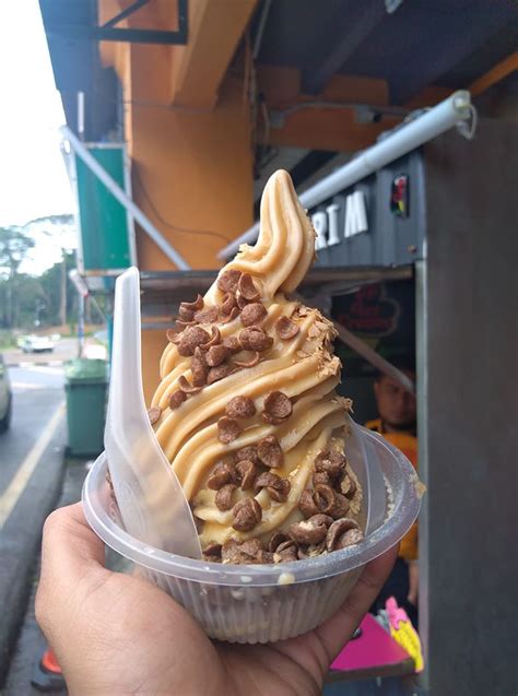 Gula apong turut digunakan dalam air minuman 3 layer tea atau lebih dikenali dengan panggilan teh c peng special yang kini turut mendapat hubungi: 5 Best Ice Cream Gula Apong Spots in Kuching! - Borneo Foodie