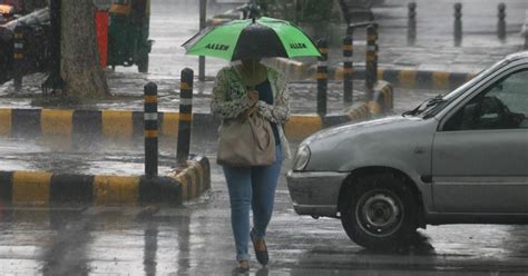 Delhi Weather Rain In Delhi Ncr Drops Mercury To 30 Degrees Pleasant