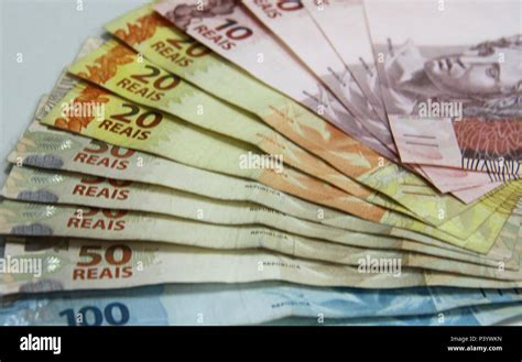Dinheiro Do Brasil Notas De Real Moeda Brasileira Stock Photo Alamy