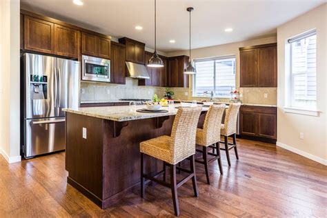 Transitional kitchen designs are all about harmony and balance of styles and materials. 2021 kitchen design trends - Craftsman Built