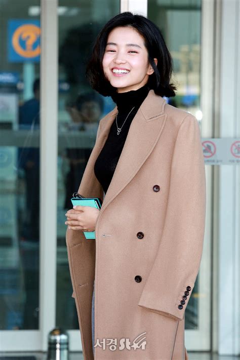 eng_sub 쿨내나는 배우 김태리 단발 웨이브 스타일! 김태리, '단발 변신 후 우아해진 분위기' (공항패션)