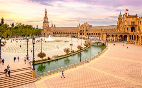 La Plaza De España Un Símbolo De La Unión De Naciones En Sevilla