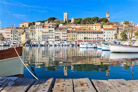 Cannes' mild mediterranean climate brings lush palm tree line boulevards and long balmy nights in the summer, along with perfect cycling, running and sailing conditions over the. Le Clarion Suites Cannes attend ses clients sur la Croisette