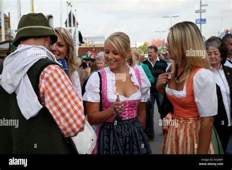 Mädchen In Bayerischer Tracht Auf Dem Oktoberfest In München Stockfotografie Alamy