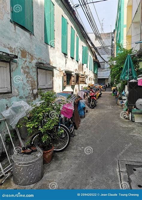 Off the Beaten Path Small Alleyways in Bangkok Old District Talat Noi