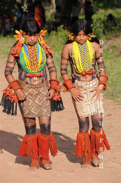 Pin On Costumes Traditionnels Du Monde