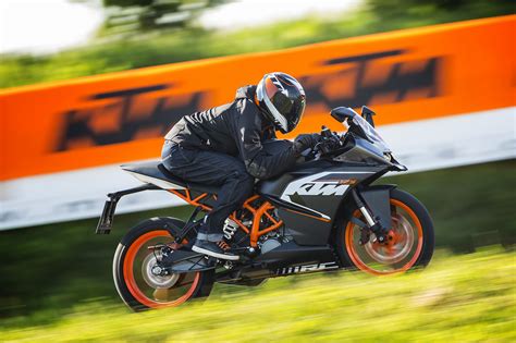 Improvements and new tech hallmark the 2015 ktm models for the orange brigade. 2015 KTM RC125 Review