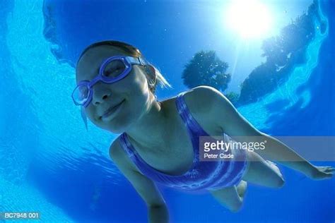 Girl Underwater Holding Breath Photos Et Images De Collection Getty
