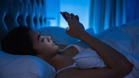 Efek Negatif Keseringan Main Handphone Sebelum Tidur