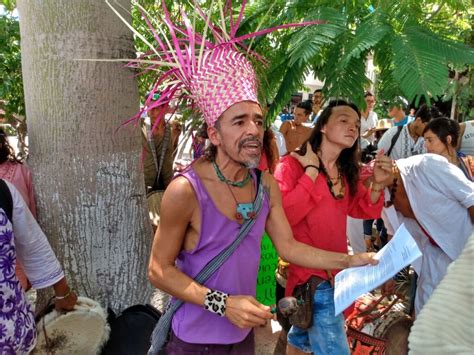 Rubén albarrán, the band's lead singer, was credited as juan, él que hace como que canta (juán, the one who pretends to sing) in the liner notes. Vocalista de 'Café Tacuba' lidera marcha | Desde el Balcon