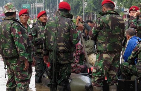 Kopassus Bantu Evakuasi Korban Banjir Jakarta Satu Harapan