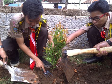 Batu peringatan di pulau brownsea, pelabuhan poole, england, memperingati kem pengakap pertama. dhanapalascout