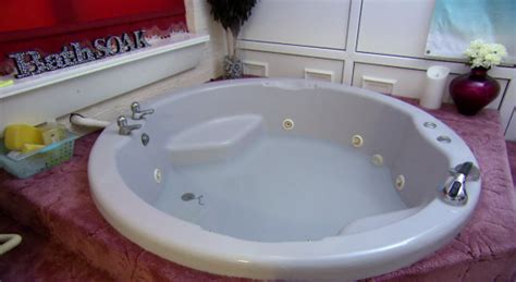 Come Dine With Me Contestants Stumble Across Sex Bath In Kinky Hosts