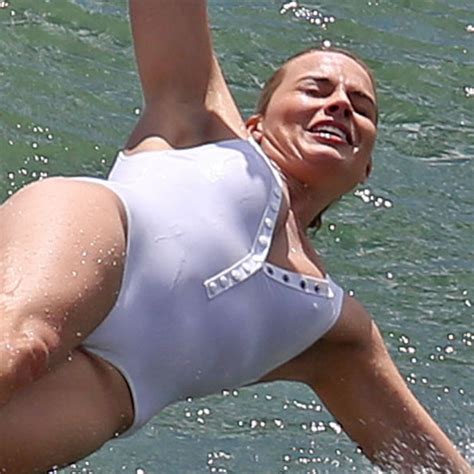 Margot Robbie Still Manages To Look Hot While Wiping Out E Online Uk