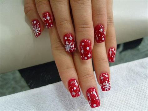 Nail paints are versatile beautifying elements. Nail Art World: Simple Christmas Nail Art Ideas for the ...