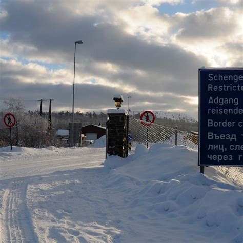 Es erstreckt sich über zwei kontinente, europa und asien und grenzt im westen an norwegen und ein mitgliedsland der. Die russische Grenze | Hurtigruten DE | Hurtigruten DE