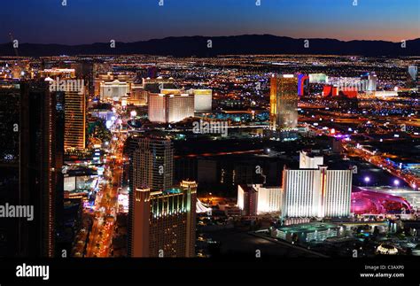 Las Vegas Strip At Night Street View Holiday Tour