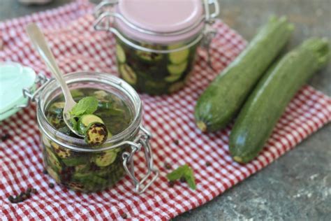 Come conservare le zucchine per l'inverno. Zucchine sott'olio, la ricetta facile per l'inverno - Cibo ...
