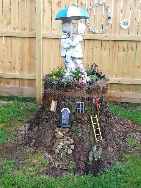 20 Ideas For Decorating A Tree Stump