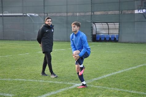 Hekimoğlu trabzon fk geçtiğimiz sezon darıca gençlerbirliği formasını giyen cafercan aksu ile 1 yıllık sözleşme imzaladı. Hekimoğlu Trabzon'da top toplayıcılıktan A Takıma
