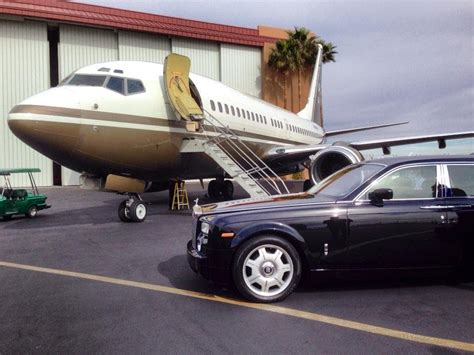 There's plenty of different facilities on board for people to enjoy, king size beds and even showers. Jetsetting on Steve Wynn's Custom 737 Private Jet (FULL ...