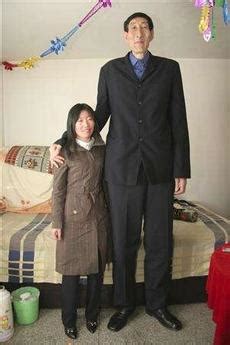 Worlds Tallest Man Finds Love At Home Massachusetts Daily Collegian