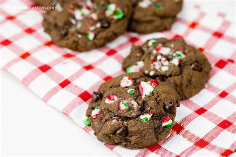 Christmas cookie recipes can be easy. Dark Chocolate Chip Christmas Cookies - 5 Minutes for Mom