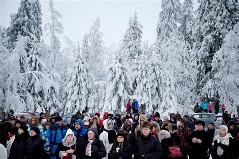 Joulurauhan julistus keräsi väkeä Puijon mäelle | Savo | Savon Sanomat