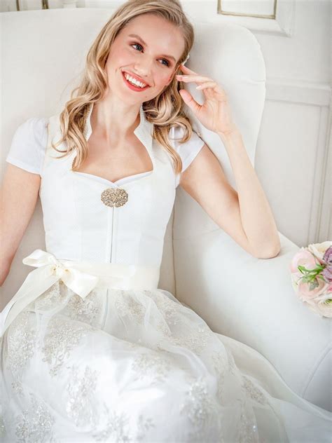 Hier sind eine menge tüll brautkleider verfügbar. Alpenherz | Hochzeitskleid dirndl, Dirndl und Dirndl hochzeit